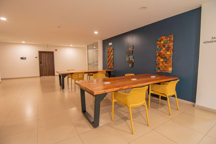 APARTAMENTO EN CONDOMINIO EN SANTA ANA EN 1ER PISO CON TERRAZA/PATIO Y LÍNEA BLANCA - Imagen 5