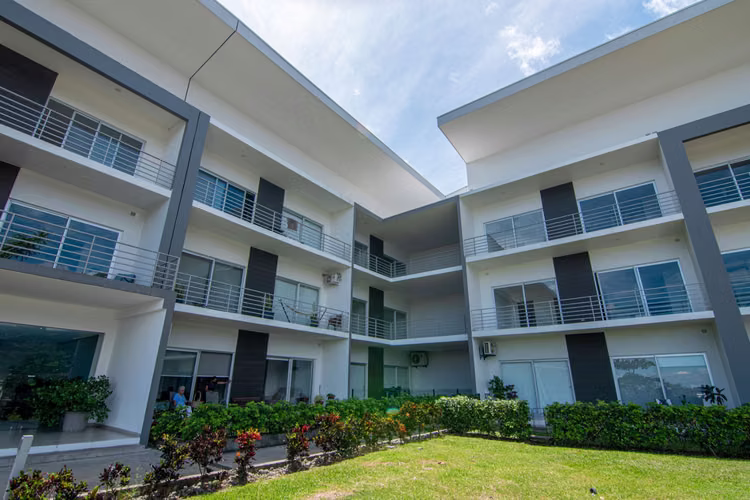 APARTAMENTO EN CONDOMINIO EN SANTA ANA EN 1ER PISO CON TERRAZA/PATIO Y LÍNEA BLANCA - Imagen 15
