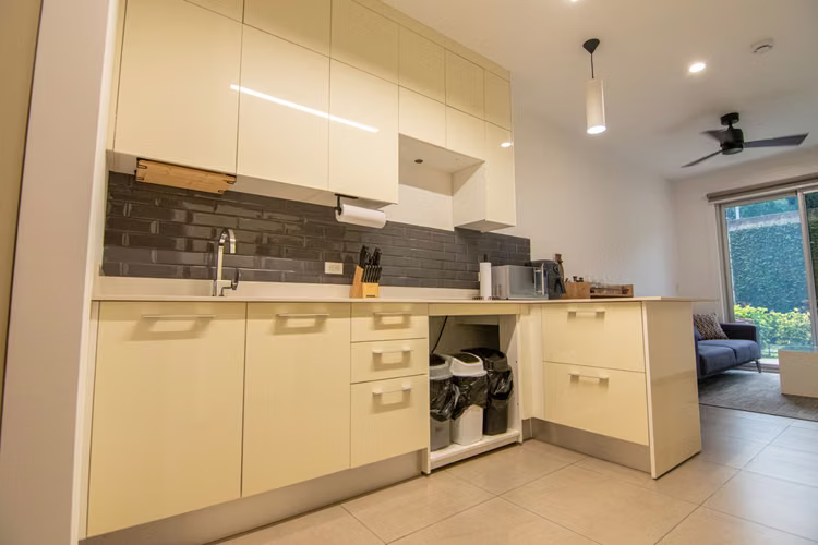 APARTAMENTO EN CONDOMINIO EN SANTA ANA EN 1ER PISO CON TERRAZA/PATIO Y LÍNEA BLANCA - Imagen 13
