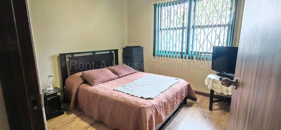 Venta de Casa Esquinera en San Pedro | 266 m² de Terreno y Parqueo Amplio