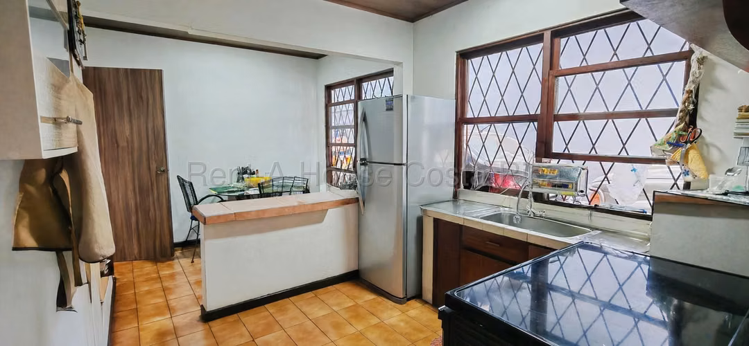 Venta de Casa Esquinera en San Pedro | 266 m² de Terreno y Parqueo Amplio