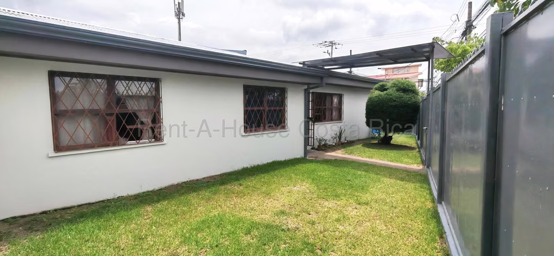 Venta de Casa Esquinera en San Pedro | 266 m² de Terreno y Parqueo Amplio