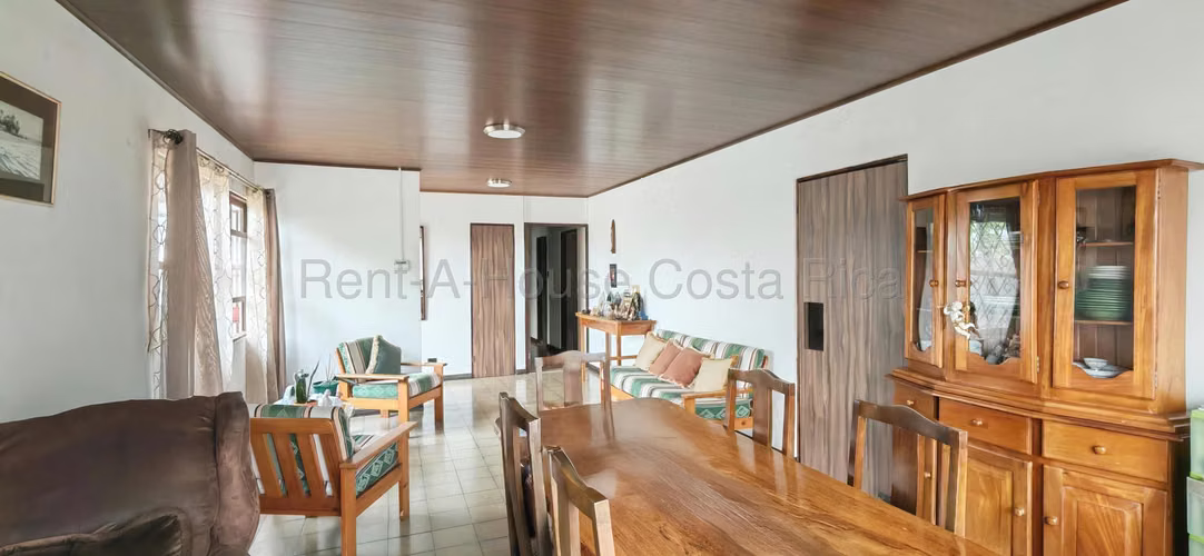 Venta de Casa Esquinera en San Pedro | 266 m² de Terreno y Parqueo Amplio