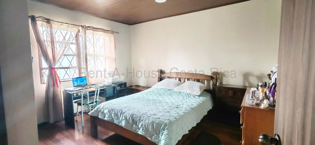 Venta de Casa Esquinera en San Pedro | 266 m² de Terreno y Parqueo Amplio