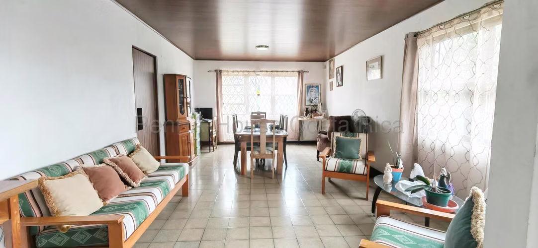 Venta de Casa Esquinera en San Pedro | 266 m² de Terreno y Parqueo Amplio