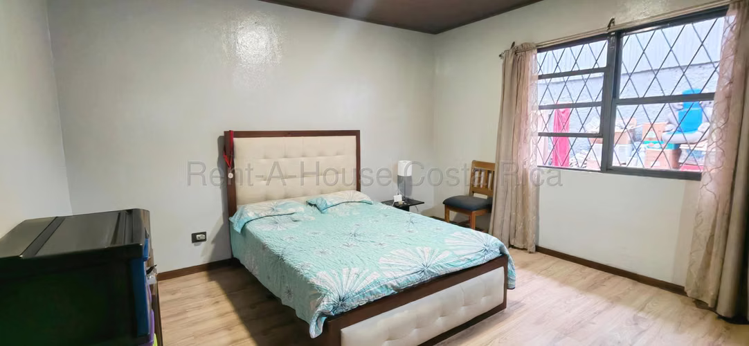 Venta de Casa Esquinera en San Pedro | 266 m² de Terreno y Parqueo Amplio