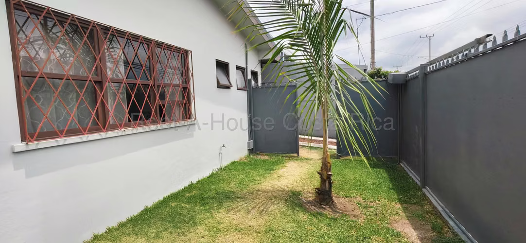 Venta de Casa Esquinera en San Pedro | 266 m² de Terreno y Parqueo Amplio