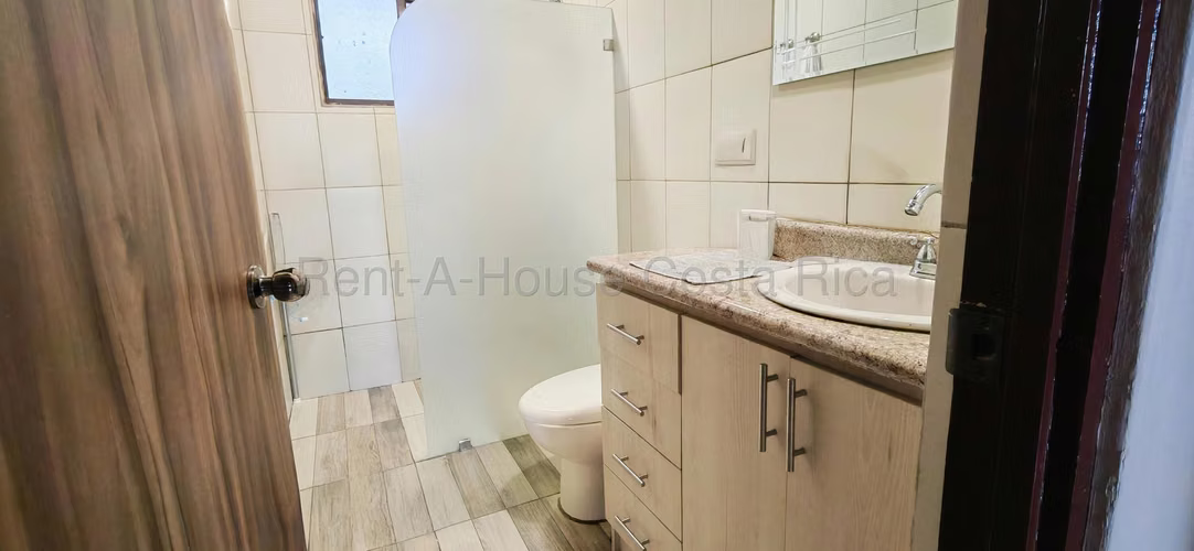 Venta de Casa Esquinera en San Pedro | 266 m² de Terreno y Parqueo Amplio