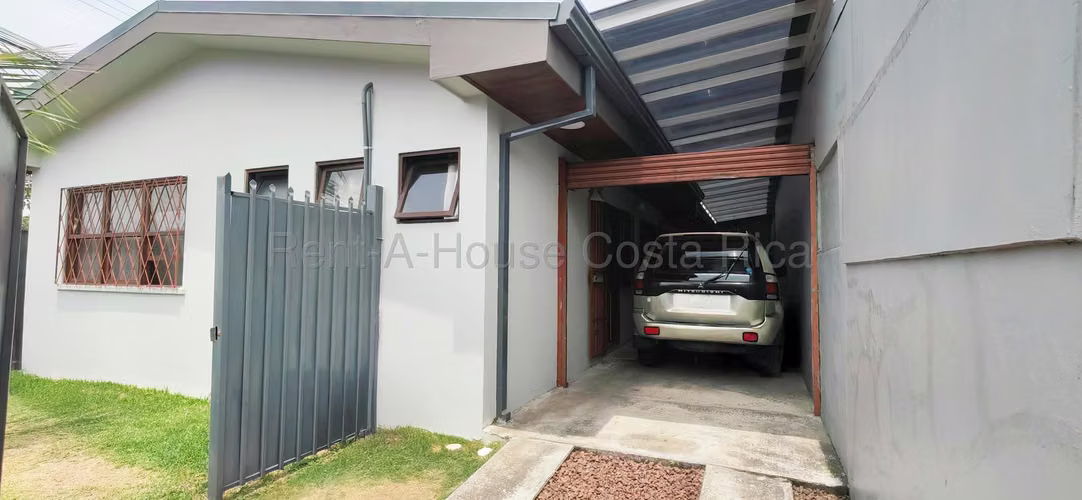 Venta de Casa Esquinera en San Pedro | 266 m² de Terreno y Parqueo Amplio