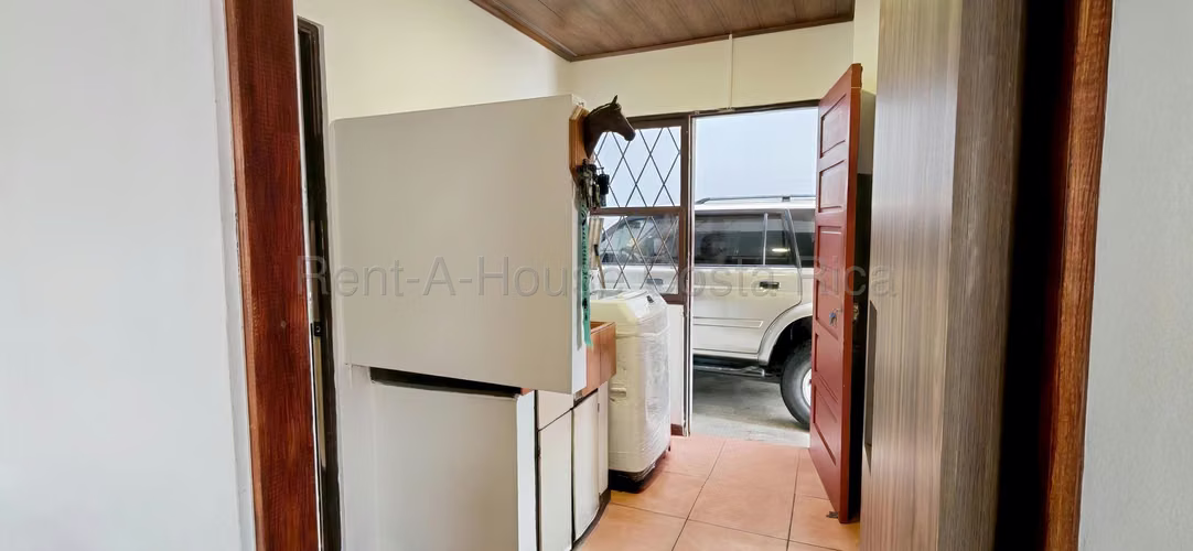 Venta de Casa Esquinera en San Pedro | 266 m² de Terreno y Parqueo Amplio