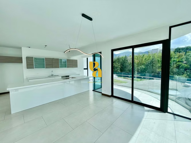 Alquiler Amplio apartamento con vista en Escazú
