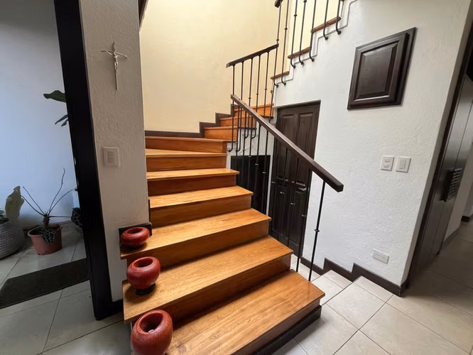 YA... Aproveche comprar en excelente zona de Escazú la casa soñada