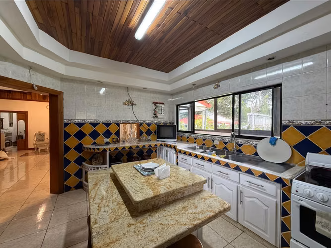 G.A. Se Vende Complejo con casa principal y 20 apartamentos. San Lorenzo, Heredia.