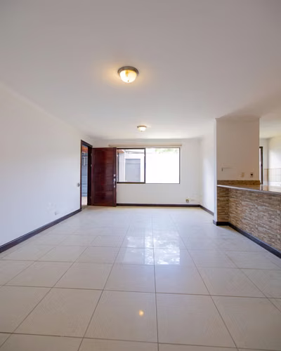 Venta de casa de una planta, con jardín y patio - Curridabat RH
