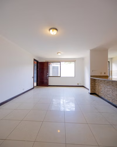 Venta de casa de una planta, con jardín y patio - Curridabat RH