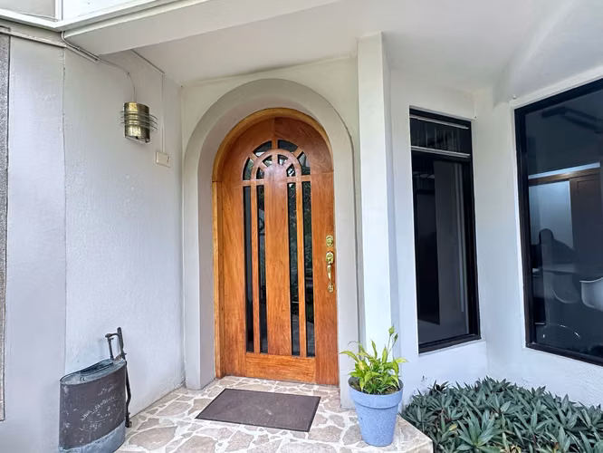 YA, Alquilá esta casa contemporánea en Granadilla, fresca y lujosa