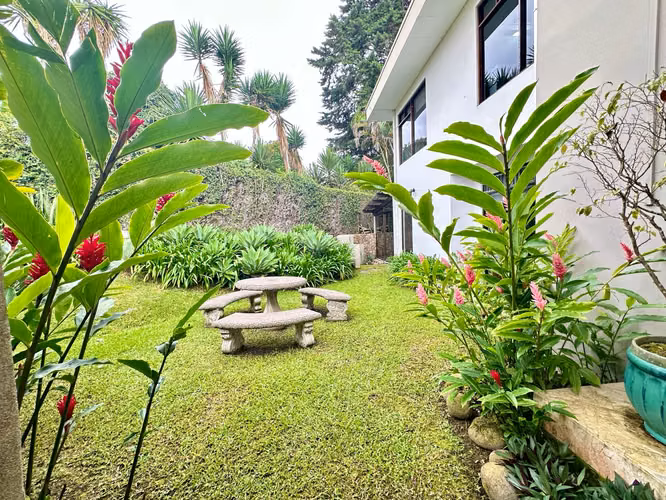 YA, Alquilá esta casa contemporánea en Granadilla, fresca y lujosa