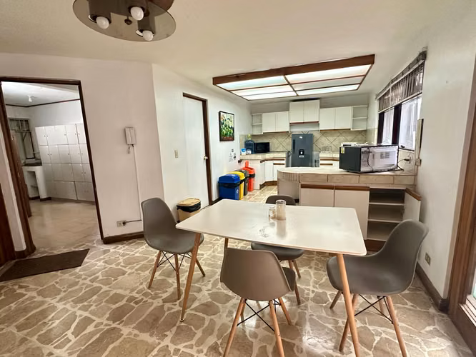 YA, Alquilá esta casa contemporánea en Granadilla, fresca y lujosa