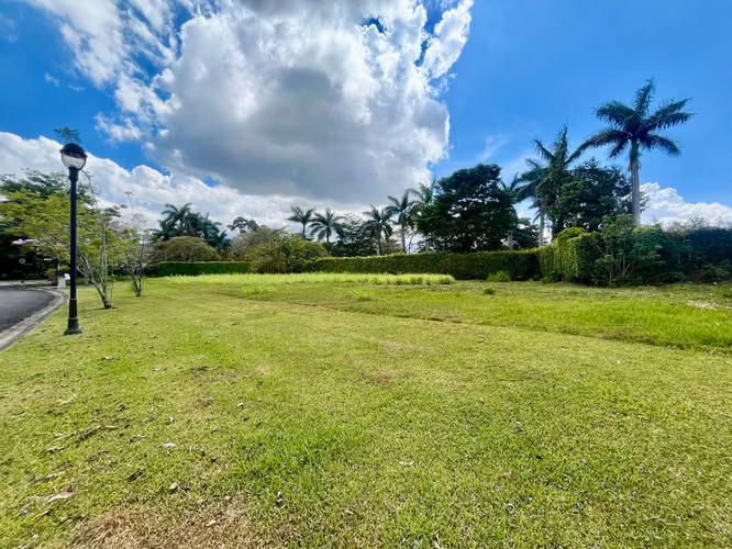 Venta de Lote en el exclusivo condominio Monteran - Imagen 6