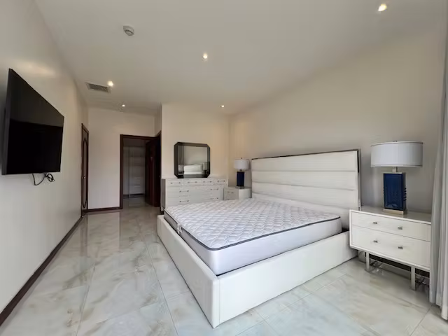 ALQUILER.  APARTAMENTO AMUEBLADO AMPLIO 3 DORMITORIOS LINDA VISTA EN ESCAZU