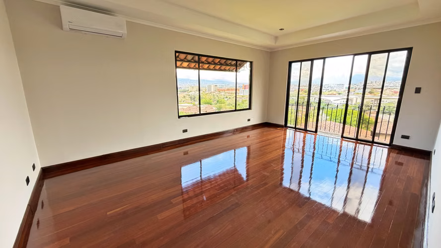 Venta casa de lujo de 3 niveles con jardín y terraza, Escazú. (FE)