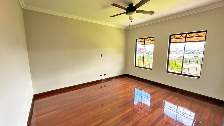 Venta casa de lujo de 3 niveles con jardín y terraza, Escazú. (FE)