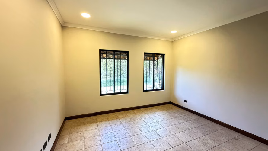 Venta casa de lujo de 3 niveles con jardín y terraza, Escazú. (FE)
