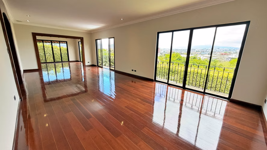 Venta casa de lujo de 3 niveles con jardín y terraza, Escazú. (FE)
