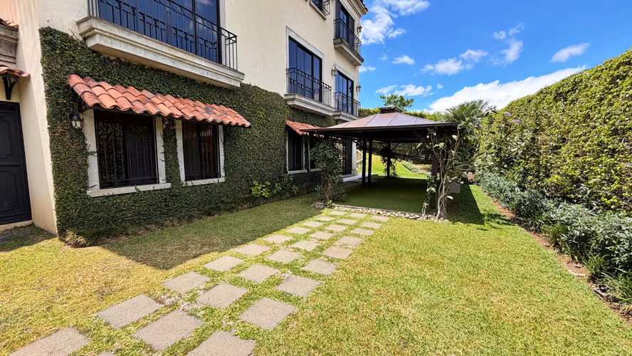 Venta casa de lujo de 3 niveles con jardín y terraza, Escazú. (FE)