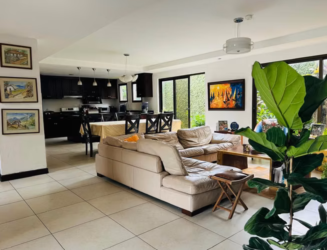 Venta de Casa amplia en San Joaquín de Flores en Heredia. - Imagen 2