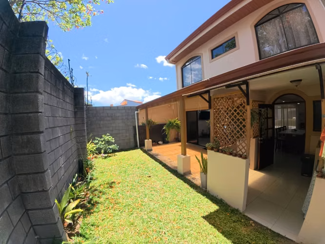 Se vende casa en Heredia. Santo Tomas de Santo Domingo