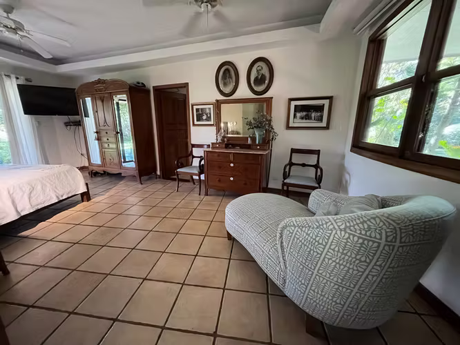 YA. Casa de 1 planta en medio de su bosque, Brasil de S.A.
