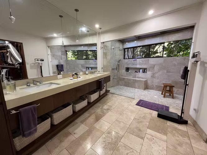 YA. Casa de 1 planta en medio de su bosque, Brasil de S.A.