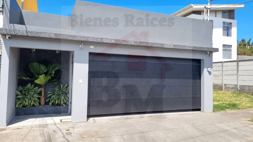 Hermosa Casa en Residencial en Mercedes Norte de Heredia !!