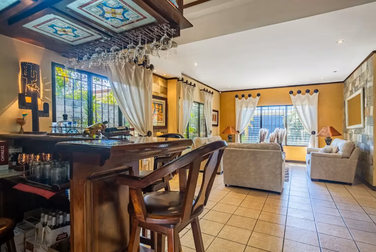 Exclusiva Quinta Urbana en Lindora: Lujo, Espacio y Versatilidad Profesional FV