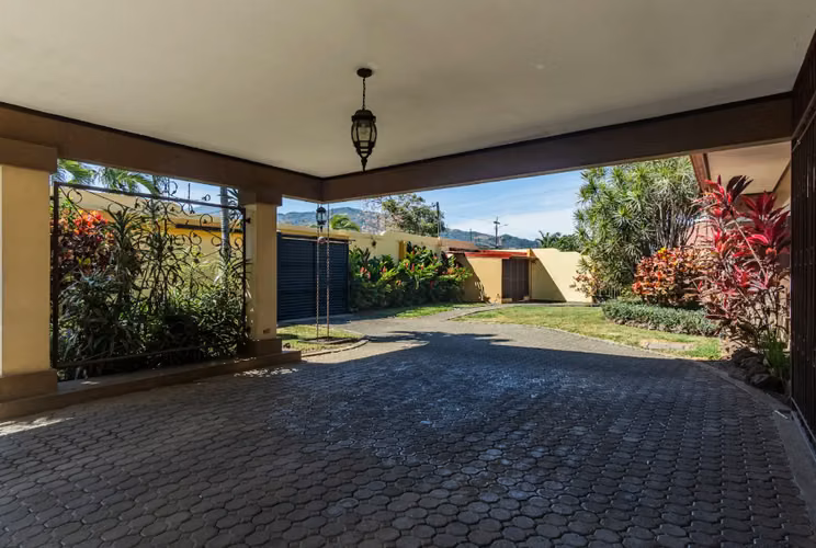 Exclusiva Quinta Urbana en Lindora: Lujo, Espacio y Versatilidad Profesional FV