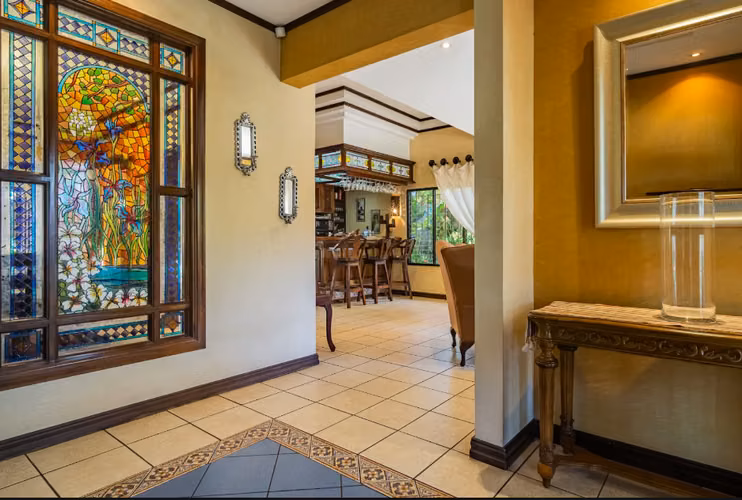 Exclusiva Quinta Urbana en Lindora: Lujo, Espacio y Versatilidad Profesional FV