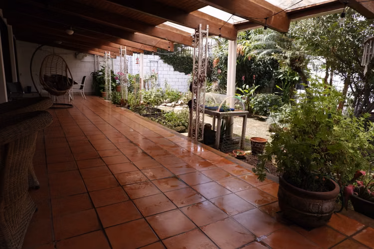 Casa Independiente de 4 Habitaciones en Los Laureles
