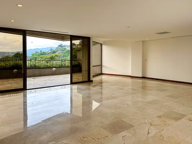 VENTA DE APARTAMENTO PARA INVERSIÓN EN PRIMER NIVEL CON VISTA, PISCINA Y JARDÍN PARA INVERSIÓN - Imagen 4