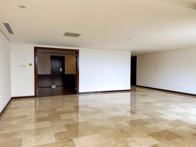 VENTA DE APARTAMENTO PARA INVERSIÓN EN PRIMER NIVEL CON VISTA, PISCINA Y JARDÍN PARA INVERSIÓN - Imagen 3