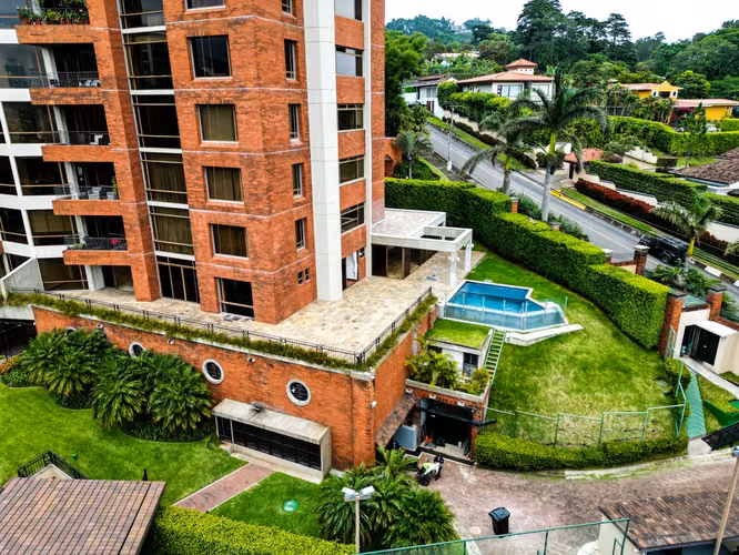 VENTA DE APARTAMENTO PARA INVERSIÓN EN PRIMER NIVEL CON VISTA, PISCINA Y JARDÍN PARA INVERSIÓN - Imagen 8