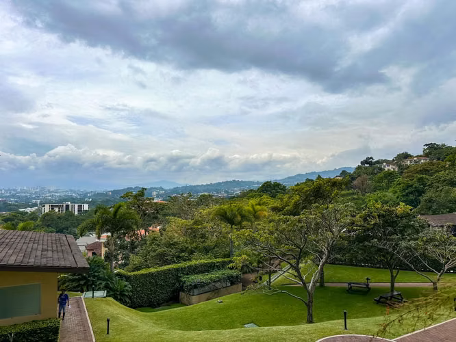 VENTA DE APARTAMENTO PARA INVERSIÓN EN PRIMER NIVEL CON VISTA, PISCINA Y JARDÍN PARA INVERSIÓN - Imagen 5