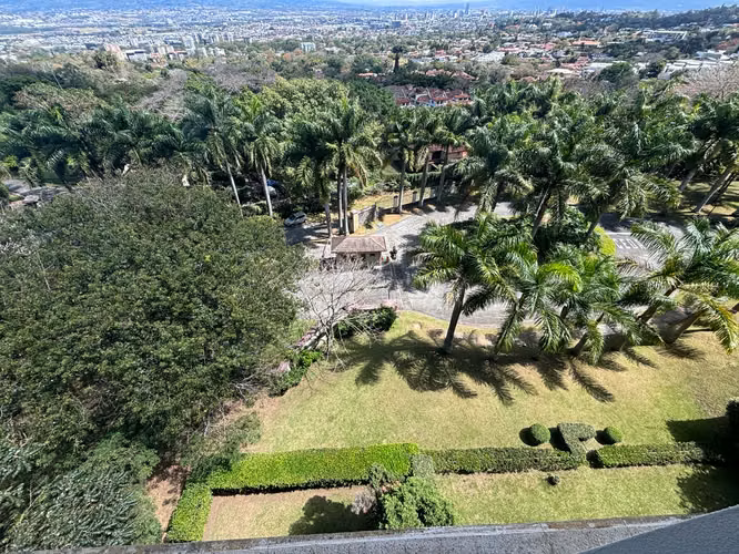 VENTA PENTHOUSE AMUEBLADO EN CONDOMINIO ESCAZU
