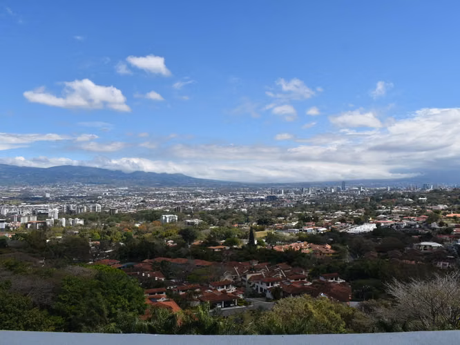 VENTA PENTHOUSE AMUEBLADO EN CONDOMINIO ESCAZU