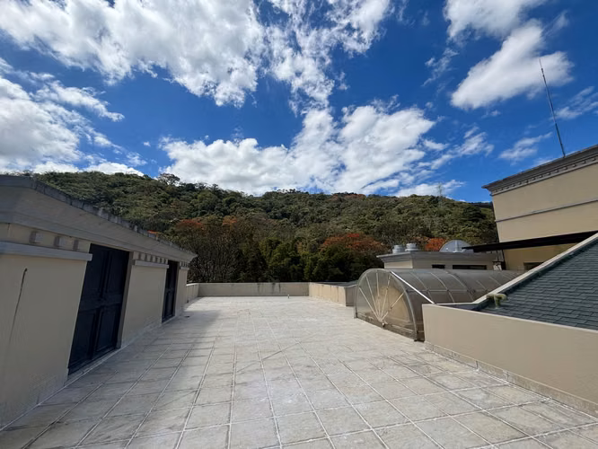 VENTA PENTHOUSE AMUEBLADO EN CONDOMINIO ESCAZU