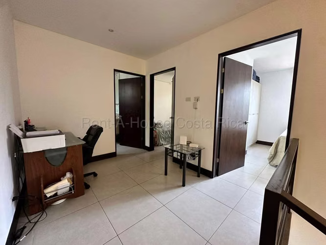 Venta de casa con espacios amplios y patio en condominio Santa Ana - Imagen 4