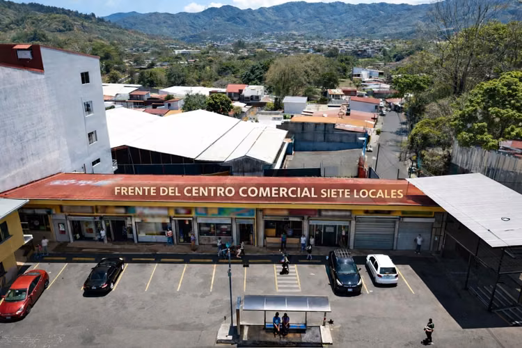 venta de centro comercial con locales y apartamentos en Desamparados - Imagen 2
