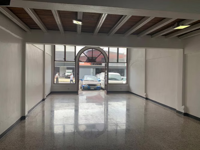 Alquilo locales comerciales cerca de Paseo Colón - Imagen 4