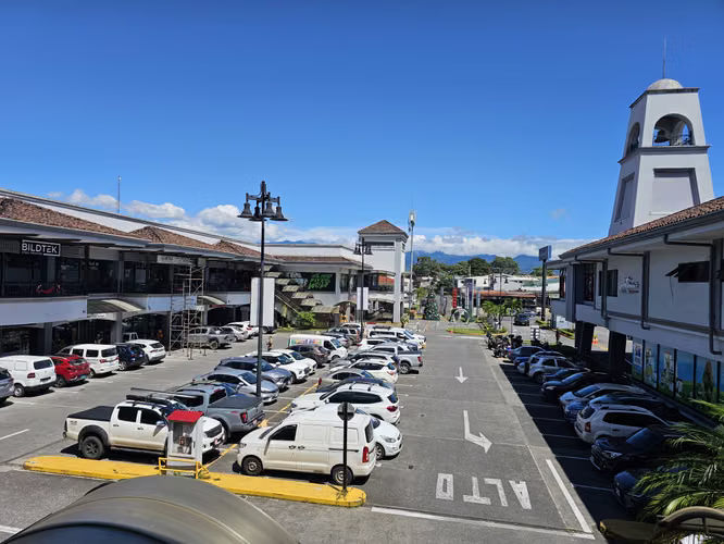 Locales Comerciales en Plaza Rohrmoser, San José