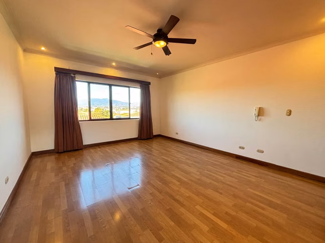  Casa en Venta en Condominio Puerta de Hierro, Santa Ana – KV